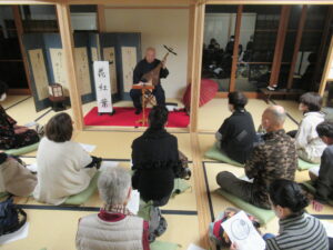 勇壮な響きに聞き入る参加者